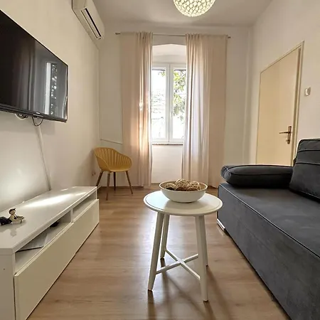 Schoenes Mit Terrasse Apartment *